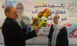 شکستن رکورد ملی معلق ماندن در آب تنها با تنفس توسط بانوی خوزستانی