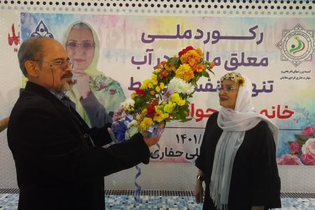 شکستن رکورد ملی معلق ماندن در آب تنها با تنفس توسط بانوی خوزستانی