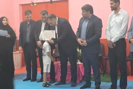 شور و نشاط کودکان در میدان ورزش؛ برگزاری مسابقات ورزشی به مناسبت هفته دولت و گرامیداشت شهدای میناب در سوسنگرد